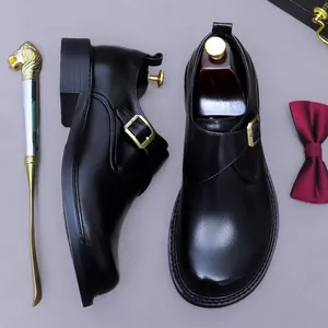 Chaussures monk en cuir noir pour hommes avec boucle dorée et finition élégante et sobre