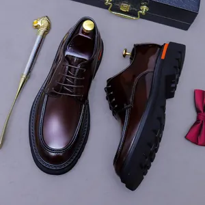 Chaussures Oxford en cuir verni marron foncé avec semelle épaisse et détail orange au talon