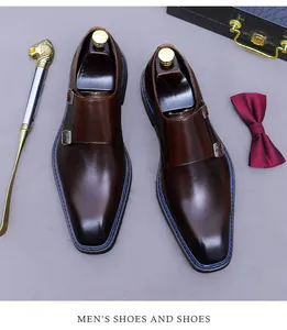 Dettaglio di scarpe monk strap in pelle marrone scuro con cuciture blu e fibbie argento