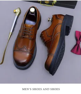 Nahaufnahme dunkelbrauner Wingtip-Oxfords mit Brogue-Details und Vintage-Farbverlauf