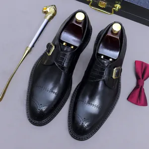 Klassische schwarze Doppelmonks aus Leder mit Brogue-Details und goldener Schließe für Herren