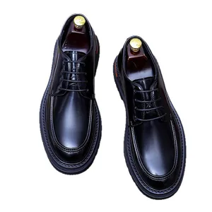 Chaussures Derby en cuir verni noir pour hommes avec embauchoirs en bois, vue de dessus