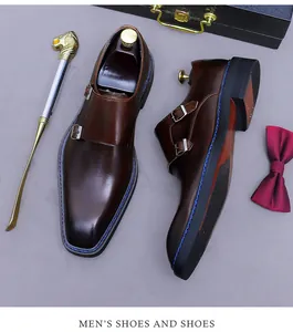 Dettaglio di scarpe monk a doppia fibbia in pelle marrone con cuciture blu e calzante