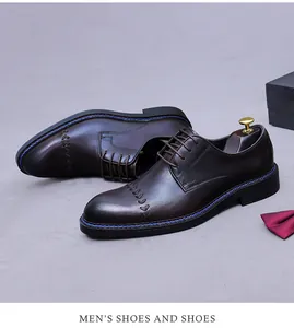 Detail von dunkelbraunen Leder-Derbyschuhen mit V-Ziernähten und blauem Rahmenfaden am Schuh