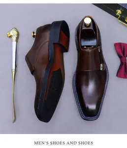 Vista dall'alto di scarpe monk strap in pelle marrone con cuciture blu artigianali