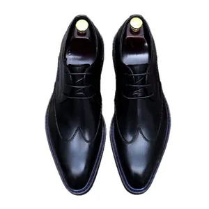 Scarpe stringate brogue nere da uomo in pelle con design wingtip e finitura lucida