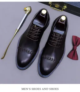 Draufsicht auf dunkelbraune Derby-Schuhe aus Leder mit Webdetails und Business-Accessoires