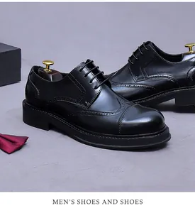 Nahaufnahme von schwarzen Flügelkappen-Brogue-Lederschuhen mit eleganten Lochverzierungen