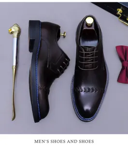 Detailansicht der Leder-Derbyschuhe mit blauen Nähten, Blattprägung und Schuhspannern