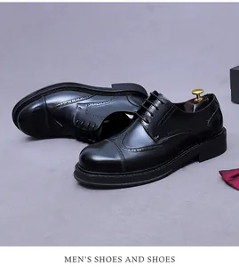 Detailaufnahme schwarzer Brogue-Lederschuhe mit klassischer Lochverzierung und Gummisohle