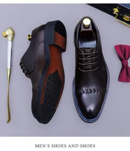 Flachbild von braunen Lederschuhen mit Webstruktur, Schuhanzieher und Herren-Accessoires