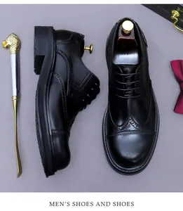 Nahaufnahme schwarzer Brogue-Lederschuhe mit eleganten Lochverzierungen und Schnürung