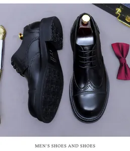 Makroansicht schwarzer Brogue-Schuhe aus Leder mit klassischer Flügelkappe und Antirutschsohle