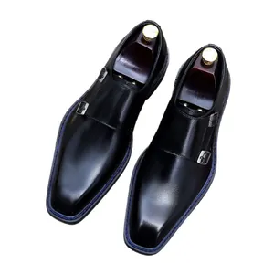 Scarpe monk strap doppie da uomo in pelle nera lucida con fibbie metalliche