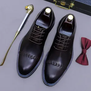 Klassische dunkelbraune Derby-Herrenschuhe aus Leder mit Webdetails und eleganten Schnürsenkeln