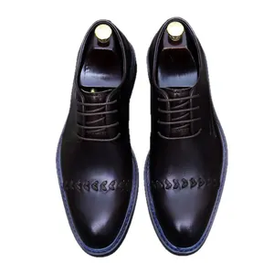 Klassische dunkelbraune Leder-Derbyschuhe mit dekorativem Herzstichmuster auf der Zehenkappe