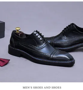 Detalle de zapatos Oxford brogue de cuero negro con perforaciones y horma de madera fina
