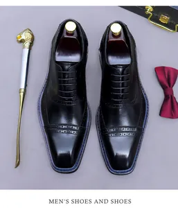 Detalle de zapatos Oxford de cuero negro con diseño de puntera y costuras azules de lujo