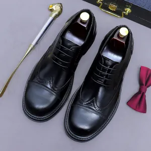 Klassische schwarze Brogue-Herrenschuhe aus Leder mit Schuhspannern und Business-Accessoires