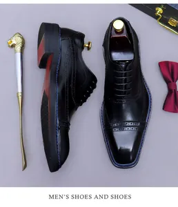 Detalle de zapatos brogue en cuero negro con costuras azules y tallados decorativos
