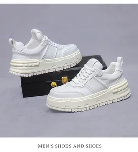 Λεπτομέρεια από λευκά δερμάτινα ανδρικά sneakers με χοντρή σόλα σε κουτί έκθεσης