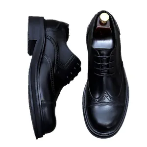 Klassische schwarze Herrenschuhe aus Leder mit Brogue-Muster und dicker Sohle