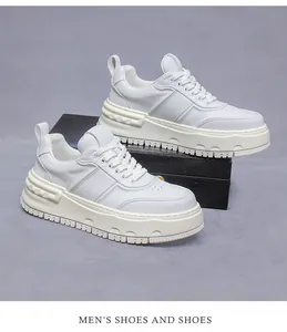 Κοντινό πλάνο από λευκά δερμάτινα chunky sneakers με διάτρητες λεπτομέρειες