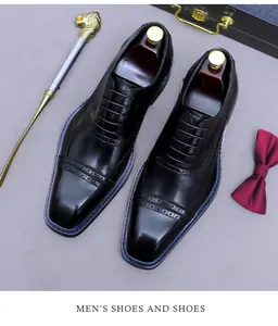 Vista superior de zapatos oxford de cuero negro con detalles brogue y acentos dorados