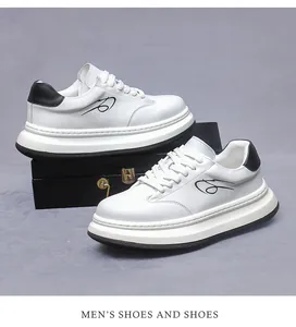 Dettaglio di sneakers da uomo in pelle bianca con tallone nero e suola spessa platform