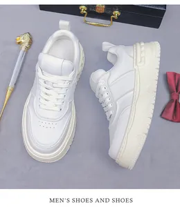 Λεπτομέρεια από λευκά δερμάτινα ανδρικά sneakers με διατρήσεις και χοντρή σόλα