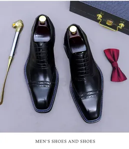 Vista superior detallada de zapatos Oxford de cuero negro con tallado brogue y accesorios