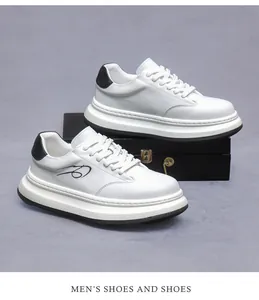 Dettaglio di scarpe casual da uomo in pelle bianca con suola spessa e tacco nero
