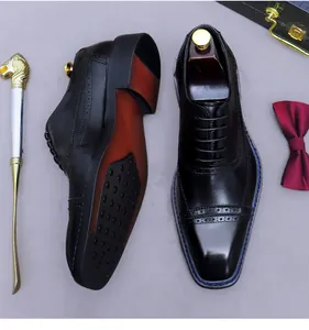 Primer plano de zapatos brogue de cuero negro con detalles perforados y punta cuadrada