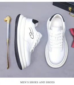 Vista dall'alto di sneakers in pelle bianca da uomo con tallone nero e suola spessa