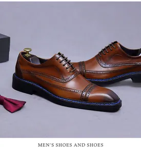 Primer plano de oxfords de cuero marrón con detalles brogue y ribete de suela azul