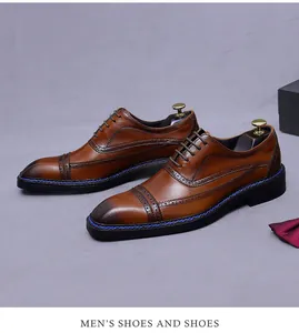 Detalle de zapatos brogue en cuero marrón con costuras azules y diseño de puntera perforada