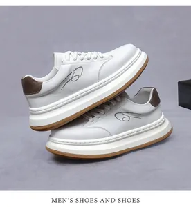 Dettaglio di sneaker da uomo in pelle bianca con inserto marrone e suola in gomma naturale