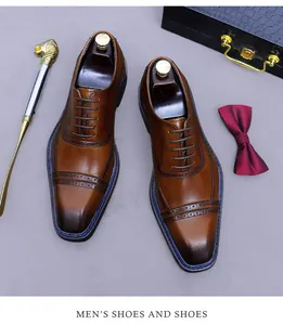 Detalle de zapatos brogue de cuero marrón con costuras azules y accesorios de lujo