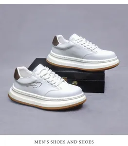 Dettagli di sneaker da uomo in pelle bianca premium con inserti marroni e suole spesse