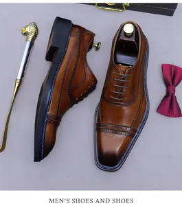 Vista superior de zapatos oxford en cuero marrón con detalles brogue y accesorios