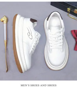 Vista dettagliata di sneaker in pelle bianca da uomo con tallone marrone e suola spessa