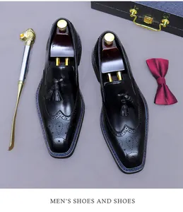 Détail de mocassins richelieu en cuir noir avec glands et surpiqûres bleues