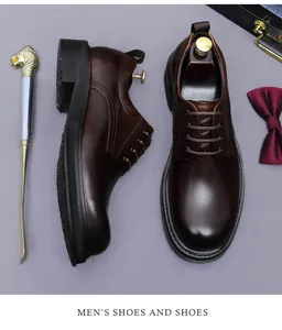 Vertikale Draufsicht auf klassische dunkelbraune Leder-Oxfordschuhe mit Accessoires