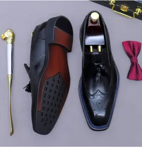 Vue détaillée de mocassins en cuir noir avec motifs brogues et semelles antidérapantes