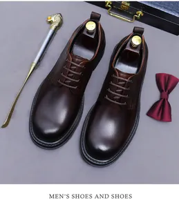 Makro-Detail von dunkelbraunen Business-Schuhen aus Leder mit eleganten Schnürsenkeln