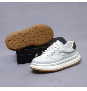 Vista dettagliata della suola in gomma marrone antiscivolo di questa sneaker in pelle bianca