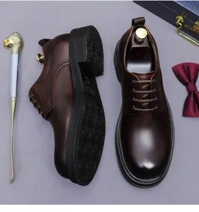 Nahaufnahme brauner Leder-Derbyschuhe mit Schnürung und metallischem Löwenkopf-Schuhlöffel