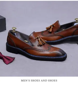 Vue détaillée de mocassins en cuir marron à glands avec motifs brogue et couture bleue