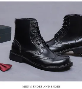 Dettaglio di stivali brogue in pelle nera con eleganti traforature e chiusura stringata