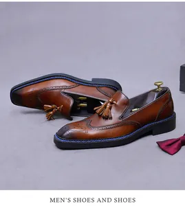 Détail d'un mocassin richelieu en cuir marron à glands et coutures bleues